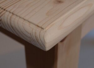 Tavolo Toscana legno grezzo cm.60x60 in abete 18 mm con lavor.a becco di civetta
