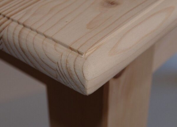 Tavolo Toscana legno grezzo cm.60x60 in abete 18 mm con lavor.a becco di civetta