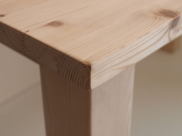 Tavolo Toscana in legno massello grezzo cm.60x60 H77 con piano e angoli squadrati - immagine 2