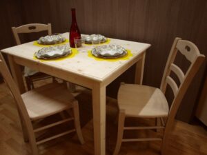 Tavolo Toscana cm.120x80 H77 con piano e angoli a becco di civetta