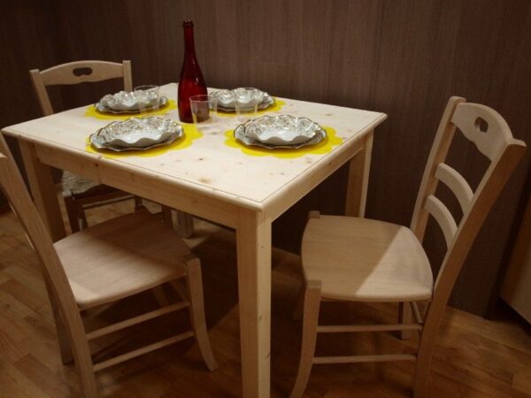 Tavolo Toscana cm.120x80 H77 con piano e angoli a becco di civetta