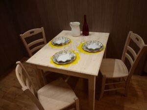 Tavolo Toscana cm.150x75 H77 con piano e angoli a becco di civetta